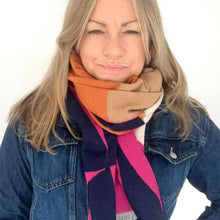 Laden Sie das Bild in den Galerie-Viewer, Pink &amp; Navy Retro Print Blanket Scarf
