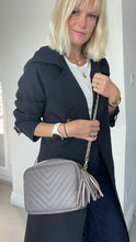 Laden Sie das Bild in den Galerie-Viewer, Dark Taupe Chevron Tassel Bag
