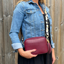 Carregar imagem no visualizador da galeria, Burgundy Crossbody Bag with Tassel
