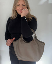 Afbeelding in Gallery-weergave laden, Taupe Leather Handheld/ Crossbody Bag - Gold Hardware
