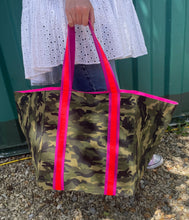 Carica l&#39;immagine nel visualizzatore di Gallery, Camo Beach Bag/ Holdall with Bright Stripe Handles
