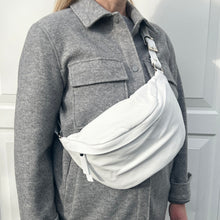 Carregar imagem no visualizador da galeria, White Pouch Bag
