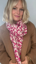 Laden Sie das Bild in den Galerie-Viewer, Fuschia &amp; Cream Animal Print Blanket Scarf
