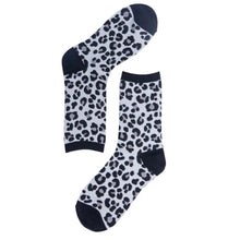 Laden Sie das Bild in den Galerie-Viewer, Grey Leopard Print Socks
