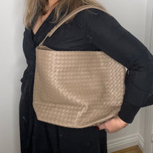 Afbeelding in Gallery-weergave laden, Taupe Faux Leather Weave Tote/ Crossbody Bag
