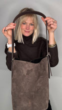 Charger l&#39;image dans la galerie, Dark Brown Suede Bucket Bag
