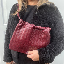 Laden Sie das Bild in den Galerie-Viewer, Burgundy Faux Leather Weavy Clutch/ Crossbody Bag
