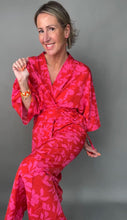 Laden Sie das Bild in den Galerie-Viewer, Red &amp; Pink Flower Print Kimono
