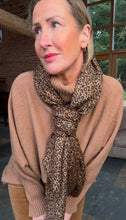 Carica l&#39;immagine nel visualizzatore di Gallery, Tan Small Animal Print Scarf
