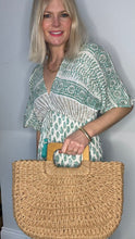 Carregar imagem no visualizador da galeria, Straw Bag with Wooden Handles
