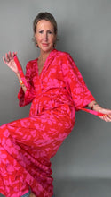 Carregar imagem no visualizador da galeria, Red &amp; Pink Flower Print Kimono
