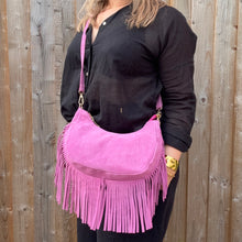 Cargar imagen en el visor de la galería, Pink Suede Fringed Crossbody Bag
