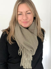 Afbeelding in Gallery-weergave laden, Light Khaki Plain Blanket Scarf
