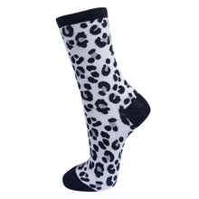 Laden Sie das Bild in den Galerie-Viewer, Grey Leopard Print Socks
