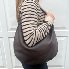 Laden Sie das Bild in den Galerie-Viewer, Preorder for dispatch w/c 9/12 - Dark Brown Slouchy Tote Bag
