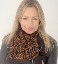 Charger l&#39;image dans la galerie, Tan Small Animal Print Scarf
