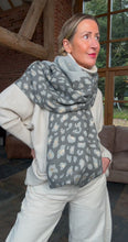 Charger l&#39;image dans la galerie, Grey &amp; Gold Animal Print Star Scarf
