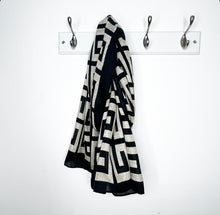 Cargar imagen en el visor de la galería, Black &amp; Cream Geometric Print Scarf
