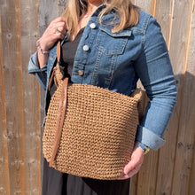 Carregar imagem no visualizador da galeria, Beige &amp; Tan Raffia Crossbody Bag with Tassel Detail
