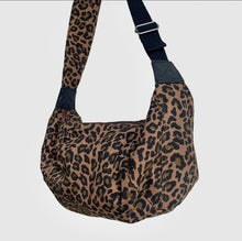 Laden Sie das Bild in den Galerie-Viewer, Leopard Print XL Crossbody Bum Bag
