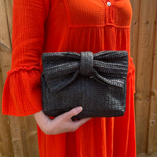 Load image into Gallery viewer, Black Straw Bow Detail Woven Clutch Bag
