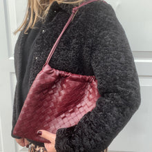 Carregar imagem no visualizador da galeria, Burgundy Faux Leather Weavy Clutch/ Crossbody Bag
