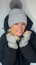 Afbeelding in Gallery-weergave laden, Light Grey Knitted Pom Pom Hat
