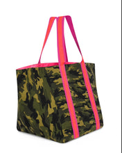 Carica l&#39;immagine nel visualizzatore di Gallery, Camo Beach Bag/ Holdall with Bright Stripe Handles
