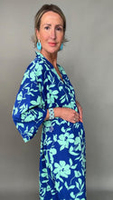 Laden Sie das Bild in den Galerie-Viewer, Blue &amp; Green Flower Print Kimono

