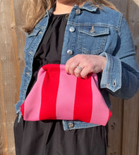 Cargar imagen en el visor de la galería, Red &amp; Pink Stripe Knitted Cloud Bag
