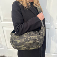 Afbeelding in Gallery-weergave laden, Khaki Camo Print XL Crossbody Bum Bag
