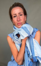 Laden Sie das Bild in den Galerie-Viewer, Blue Stripe Scarf
