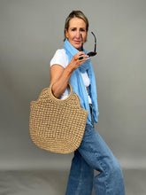 Carregar imagem no visualizador da galeria, Round Handled Straw Bag
