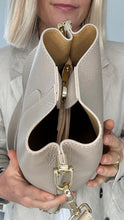 Afbeelding in Gallery-weergave laden, Preorder for dispatch w/c 4/11 - Pale Taupe Leather Bucket Bag
