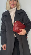 Laden Sie das Bild in den Galerie-Viewer, Burgundy Chevron Tassel Bag
