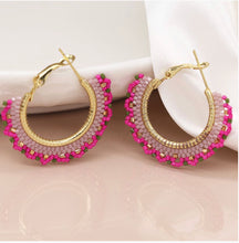 Laden Sie das Bild in den Galerie-Viewer, Pink Beaded Hoop Earrings
