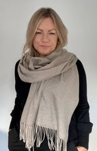 Carregar imagem no visualizador da galeria, Stone Plain Blanket Scarf
