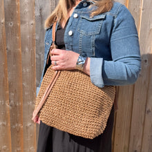 Carregar imagem no visualizador da galeria, Beige &amp; Tan Raffia Crossbody Bag with Tassel Detail
