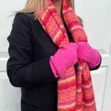 Laden Sie das Bild in den Galerie-Viewer, Pink Long Wrist Warmers
