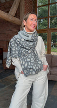 Charger l&#39;image dans la galerie, Grey &amp; Gold Animal Print Star Scarf
