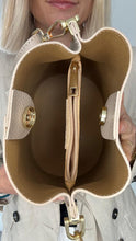 Afbeelding in Gallery-weergave laden, Preorder for dispatch w/c 4/11 - Pale Taupe Leather Bucket Bag
