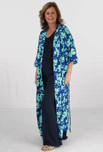 Laden Sie das Bild in den Galerie-Viewer, Blue &amp; Green Flower Print Kimono
