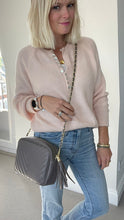 Laden Sie das Bild in den Galerie-Viewer, Dark Taupe Chevron Tassel Bag
