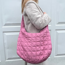 Carica l&#39;immagine nel visualizzatore di Gallery, Rose Pink Quilted Fabric Oversized Crossbody Bag
