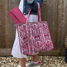 Carica l&#39;immagine nel visualizzatore di Gallery, Fuschia &amp; White Flower Print Cotton Tote Bag
