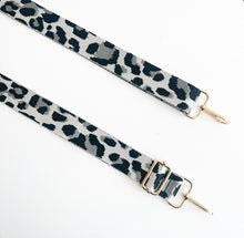 Afbeelding in Gallery-weergave laden, Silver &amp; Grey Animal Print Bag Strap - Gold Hardware
