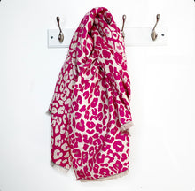 Laden Sie das Bild in den Galerie-Viewer, Fuschia &amp; Cream Animal Print Blanket Scarf
