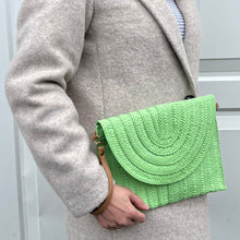 Carregar imagem no visualizador da galeria, Bright Green Straw Woven Clutch Bag
