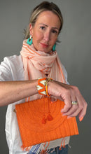 Carica l&#39;immagine nel visualizzatore di Gallery, Bright Orange Straw Woven Clutch Bag
