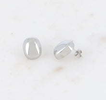 Carica l&#39;immagine nel visualizzatore di Gallery, Silver Nugget Stud Earrings
